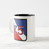 75. Div., machen bereites Logo Zweifarbige Tasse (Vorderseite Links)