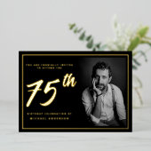 75. Geburtstag Elegantes Foto Schwarzes Gold Folieneinladung (Stehend vorne)