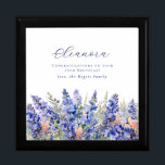 75. Geburtstag Juli Blume Erinnerungskiste<br><div class="desc">Elegante sommerliche Aquarellblau-Larkspur-Blume schaffen eine wunderschöne Blumengrenze am Ende dieser Geschenkboxen der Birth Blume Juli. Larkspur- oder Delphinium-Blume sind die Blume der Geburt im Juli. Eine trendige Schriftart-Kombination verleiht ihm eine moderne Ästhetik. Der gesamte Text ist bearbeitbar.</div>