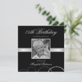 75. Geburtstag Party Foto Einladungen Silver Black (Stehend Vorderseite)