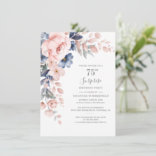 75. Geburtstag Rosa Blumenblätterung Einladung (Stehend Vorderseite)