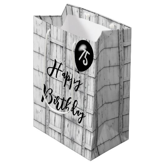 75. Geburtstag Symmetrisches Rustikales Holzmuster Mittlere Geschenktüte (Vorderseite Schrägansicht)