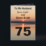 75. Geburtstag zu meinem Husband Light Shines Hell Karte<br><div class="desc">Feiern Sie einen wunderbaren 75. Geburtstag für Ihren Mann mit einem positiven Zitat "Dein Licht scheint noch hell". Das ruhige und friedliche Sonnenuntergangsbild sendet eine kühne Botschaft in Schwarz,  Gold und Bräune. Er wird auf dem Vers lächeln,  der einen Tag der Freude und des Glücks wünscht.</div>