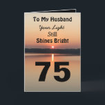 75. Geburtstag zu meinem Husband Light Shines Hell Karte<br><div class="desc">Feiern Sie einen wunderbaren 75. Geburtstag für Ihren Mann mit einem positiven Zitat "Dein Licht scheint noch hell". Das ruhige und friedliche Sonnenuntergangsbild sendet eine kühne Botschaft in Schwarz,  Gold und Bräune. Er wird auf dem Vers lächeln,  der einen Tag der Freude und des Glücks wünscht.</div>