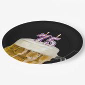 75. Geburtstagsbier auf schwarzem Papierplatte Pappteller (Schrägansicht)