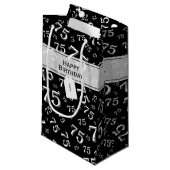 75. Happy Birthday Black/White Number Pattern Kleine Geschenktüte (Vorderseite Schrägansicht)
