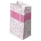 75. Happy Birthday Pink/White Number Pattern Kleine Geschenktüte (Rückseite Schrägansicht)