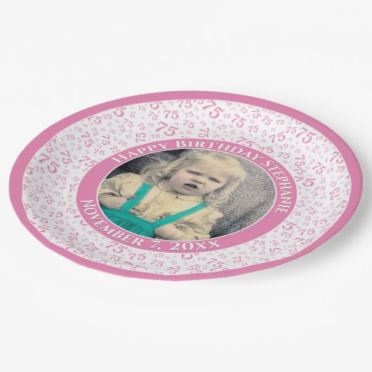 75 Ihr Foto Random Number Pattern Rosa/Weiß Pappteller (Schrägansicht)