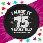 75 Jahre alt Sarcastic Meme Funny 75. Geburtstag Pappteller<br><div class="desc">Dieses lustige 75. Geburtstagsdesign macht einen sarkastischen Spaß-Witz oder ein neues Gag-Geschenk für ein 75-jähriges Geburtstagsthema oder Überraschung 75. Geburtstagsparty! Das "I made it to 75 Years Old.. Nothing Scares Me" lustige 75. Geburtstagsmeme,  die viel Lachen von Familie,  Freunden,  Party und dem Geburtstagskind oder dem Typ bekommen wird!</div>