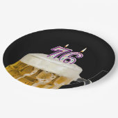 76. Geburtstagsbier auf schwarzem Papierplatten Pappteller (Schrägansicht)