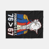 76 Größer als 67 George Washington Geschichte Spaß Fleecedecke (Vorderseite (Horizontal))