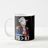 76 Größer Als 67 George Washington Geschichte Spaß Kaffeetasse (Links)