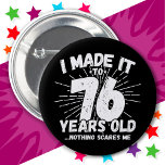 76 Jahre alt Sarcastic Meme Funny 76. Geburtstag Button<br><div class="desc">Dieses lustige 76. Geburtstagsdesign macht einen sarkastischen Spaß-Witz oder ein neues Gag für ein 76-jähriges Geburtstagsthema oder eine Überraschung für die 76. Geburtstagsparty! Das "I made it to 76 Years Old.. Nothing Scares Me" lustige 76. Geburtstagsmeme, die viel Lachen von Familie, Freunden, Party und dem Geburtstagsgeschenk von Typ oder Mädchen...</div>