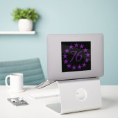 76 Lila Edition Aufkleber (Laptop auf Schreibtisch)