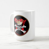 77. Schädel mit Waffen Kaffeetasse (Vorderseite Links)