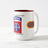 782. UNTERSTÜTZUNG BATTALION 82. IM FLUGZEUG ZWEIFARBIGE TASSE (VorderseiteRechts)