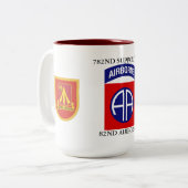 782. UNTERSTÜTZUNG BATTALION 82. IM FLUGZEUG ZWEIFARBIGE TASSE (Vorderseite Links)