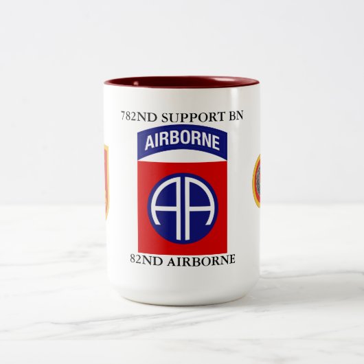 782. UNTERSTÜTZUNG BATTALION 82. IM FLUGZEUG ZWEIFARBIGE TASSE (Mittel)