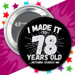 78 Jahre alt Sarcastic Meme Funny 78. Geburtstag Button<br><div class="desc">Dieses witzige 78. Geburtstagsdesign macht einen sarkastischen Spaß-Witz oder ein Novum-Gag für ein 78-jähriges Geburtstagsthema oder Überraschung 78. Geburtstagsparty! Das "I made it to 78 Years Old.. Nothing Scares Me" lustige 78. Geburtstagsmeme,  die viel Lachen von Familie,  Freunden,  Party und dem Geburtstagsgeschenk von Typ oder Mädchen bekommen wird!</div>