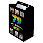 79. Geburtstag: Regenbogen "79", benutzerdefiniert Mittlere Geschenktüte (Rückseite Schrägansicht)