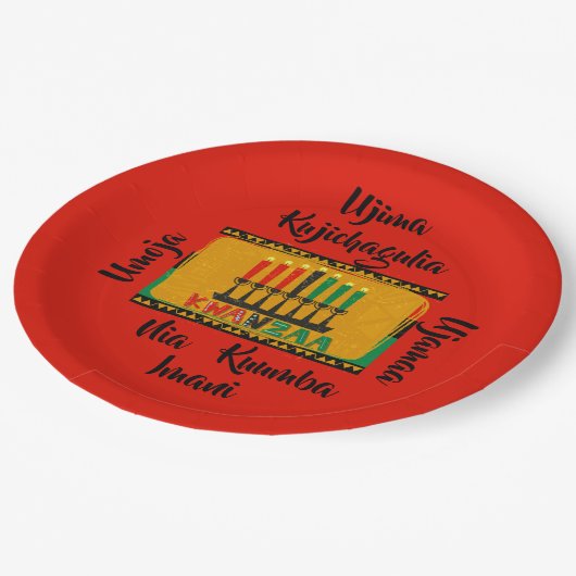 7 Grundsätze von Kwanzaa Candles 9" Pappteller (Schrägansicht)