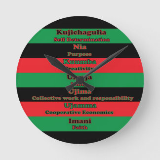 7 Grundsätze von Kwanzaa Colors Runde Wanduhr