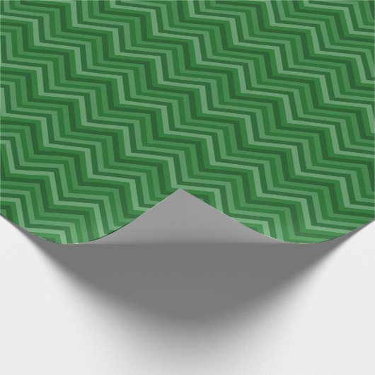 7 Shades Dark Green Zig Zag Stripe Geschenkpapier (Ecke)