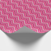 7 Shades Pink Zig Zag Stripe Geschenkpapier (Ecke)
