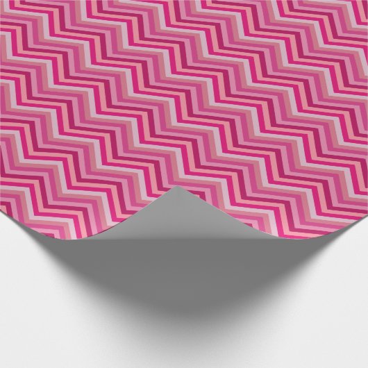 7 Shades Pink Zig Zag Stripe Geschenkpapier (Ecke)