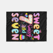 7th Birthday Girl Donut Sweet Sy And Seven Birthda Fleecedecke (Vorderseite (Horizontal))