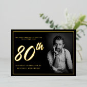 80. Geburtstag Elegantes Foto Black Gold Folieneinladung (Stehend vorne)