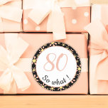 80. Geburtstag Funny 80 so was Motivierend Runder Aufkleber<br><div class="desc">Diese Aufkleber sind mit einem Blume-Muster versehen und eignen sich perfekt für jemanden, der den 80. Geburtstag feiert. Sie sind mit einem lustigen und motivierend Zitat 80 so was, und sind perfekt für eine Person mit einem Sinn für Spaß. Der Aufkleber hat ein schönes Blumenmuster mit rosa und gelben Blumen...</div>