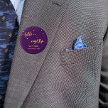 80. Geburtstag lila Goldname Datum hallo achtzig Button<br><div class="desc">Chic trendige lila Kulisse und Imitate Goldtext geschrieben mit einem trendigen handgeschriebenen Stil: hallo achtzig. Die Einrichtung ist mit goldenen Punkten gestaltet. Vorlagen für einen Namen und ein Datum,  goldene Buchstaben. Elegant und modern für eine 80. Geburtstagsfeier,  kann als Gefallen oder eine Save the Date Erinnerung für Ihre Gäste.</div>