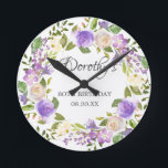 80. Geburtstag Rustikale Lila Blütenlaufuhr Runde Wanduhr<br><div class="desc">Ein Geschenk oder Sake für einen 80. Geburtstag. Lila Rose sind in grünen Blätter eingebettet. Der Name ist in wunderschöner Kalligrafie mit 80. Geburtstag und Datum unten geschrieben.</div>