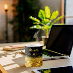 80. Geburtstag schwarzer goldener Name klassisch e Kaffeetasse<br><div class="desc">Elegant, klassisch, glamourös und feminin. Ein goldfarbenes Band und Bogen mit goldenem Glitzer und Funkeln, ein bisschen Bling und alltäglicher Luxus. Schwarzer Hintergrund. Das perfekte Geschenk für einen 80. Geburtstag! Vorlagen für den Namen, das Alter 80 und das Geburtsdatum und das Geburtstag. Goldene Buchstaben. Der Name ist mit einem modernen...</div>