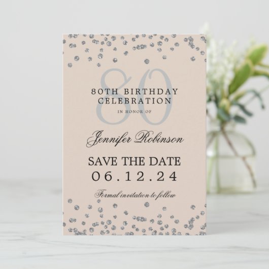 80. Geburtstag Silber Rett Datum Confetti Beige Einladung (Stehend Vorderseite)