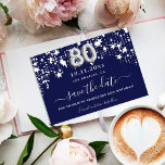 80. Geburtstagsfeier mit blauen weißen Sternen Save The Date<br><div class="desc">Ein trendiger Save the Date für eine 80. Geburtstagsfeier. Ein marineblau gefärbter Hintergrund. Mit weißen Sternen dekoriert. Der Text: Save the Date ist mit einem großen angesagten,  handgeschriebenen Stilskript geschrieben. Nummer 80 wird mit einem Schriftart im Ballonstil geschrieben.</div>