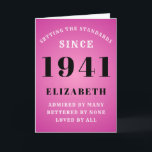 80. Geburtstagsnormen Geboren 1941 Ihren Namen hin Karte<br><div class="desc">80. Geburtstag geboren in 1941 rosa Grußkarte. Passen Sie den Text einfach auf die Vorderseite und das Innere dieser Geburtstagskarte mit der Vorlage. Ein Teil der festgelegten Standards Palette der Grußkarten.</div>