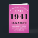 80. Geburtstagsnormen Geboren 1941 Ihren Namen hin Karte<br><div class="desc">80. Geburtstag geboren in 1941 rosa Grußkarte. Passen Sie den Text einfach auf die Vorderseite und das Innere dieser Geburtstagskarte mit der Vorlage. Ein Teil der festgelegten Standards Palette der Grußkarten.</div>