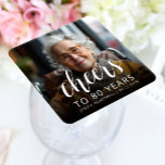 80. Geburtstagsparty Foto White Script Cheers Rechteckiger Pappuntersetzer<br><div class="desc">Dieser maßgeschneiderte 80. Geburtstagspapier-Untersetzer zeigt den Gast des personalisierten Fotos,  Namens und Geburtstags der Ehre,  zusammen mit dem Wort "Cheers" in der eleganten weißen Kalligraphie-Schrift. Ein dunkler Bildschirm hilft,  den Text-Pop zu machen. Eine tolle Art,  jemanden zu feiern,  der achtzig wird!</div>