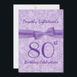 80. Geburtstagsparty Lila Bow M454 Einladung<br><div class="desc">Dieses Design mit seinen lila Imitaten bedruckten Bogen und lila Damast-Hintergrund ist eine elegante Art, die Leute zu einem 80. Geburtstagsfest einzuladen. Der gesamte Text ist vollkommen anpassbar. Sie können mit verschiedenen Papiertypen experimentieren, indem Sie auf den Reiter "Einladungs-Optionen" oben rechts klicken. Ich empfehle das eisgeduftete Metallpapier, das Ihrer Einladung...</div>