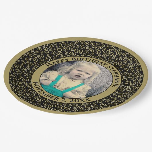 80 Ihr Foto Zufallszahlenmuster Schwarz/Gold Pappteller (Schrägansicht)