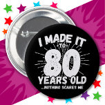 80 Jahre alt Sarcastic Meme Funny 80. Geburtstag Button<br><div class="desc">Dieses witzige 80. Geburtstagsdesign macht einen sarkastischen Spaß-Witz oder ein Novum-Gag für ein 80-jähriges Geburtstagsthema oder überraschend 80. Geburtstagsparty! Das "I made it to 80 Years Old.. Nothing Scares Me" lustige 80. Geburtstagsmeme,  die viel Lachen von Familie,  Freunden,  Party und dem Geburtstagskind oder dem Typ bekommen wird!</div>