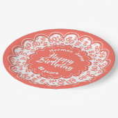 80. Korallen/Weißes Zufallszahlmuster Pappteller (Schrägansicht)