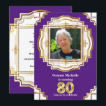 80. lila, weißes, goldfarbenes Foto Einladung<br><div class="desc">Ein eleganter,  sehr gläserner und sehr schicker,  weißer und goldgelber Glitz-Foto mit weißem Einlage ist umgeben von einem hübschen Lapis-lila Hintergrund,  der Imitat goldfarbene Randecken hat. Das vordere goldene Banner wird auf der Rückseite wiederholt und legt weiße Vorlagen für Ihre personalisierte Formulierung.</div>