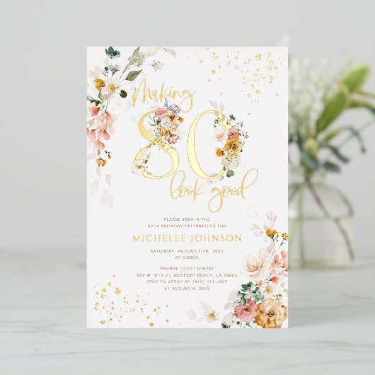 80 sieht gut aus wie rosa, florales Gold Folieneinladung (Stehend vorne)