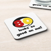 80 sieht mir so gut aus wie T - Shirt und Geschenk Getränkeuntersetzer (Linke Seite)