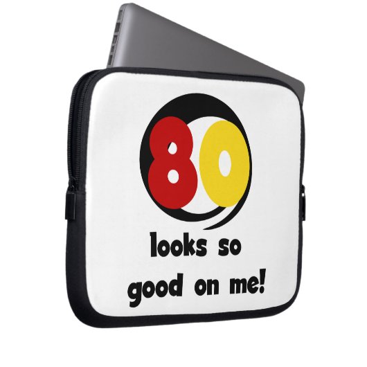 80 sieht mir so gut aus wie T - Shirt und Geschenk Laptopschutzhülle (Vorne Rechts)