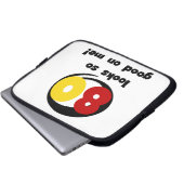 80 sieht mir so gut aus wie T - Shirt und Geschenk Laptopschutzhülle (Vorne Knopf)