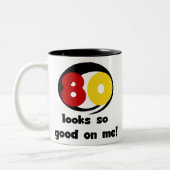 80 sieht mir so gut aus wie T - Shirt und Geschenk Zweifarbige Tasse (Links)
